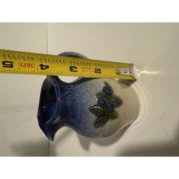 VINTAGE RICHARD JOHNSON POTTERY BLUEBERRY MINI CREAMER VASE MAINE - Picture 4 of 5